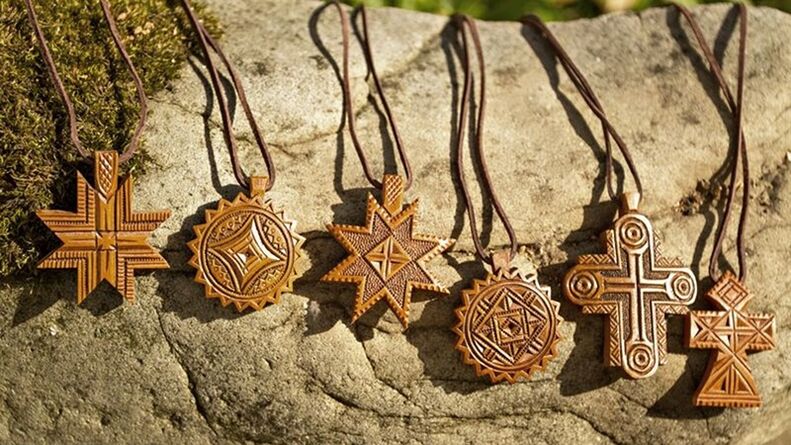 dřevěné amulety a talismany