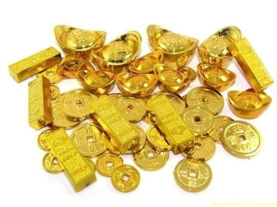 zlaté cihly a mince jako amulety štěstí