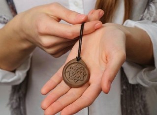 Příklady improvizovaných amuletů