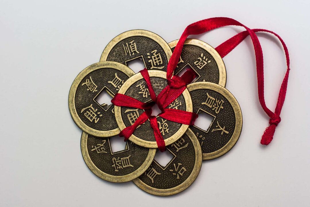 Čínský amulet za peníze s odpovídajícími hieroglyfy